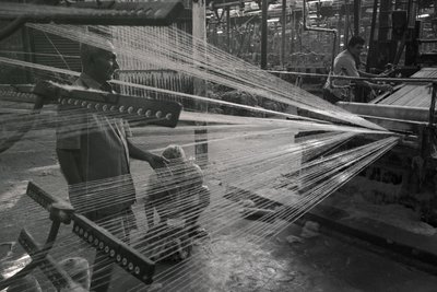 Jutefabrik, Kolkata, Indien, 2017 von Jon Nicholson