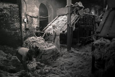 Jutefabrik, Kolkata, Indien, 2017 von Jon Nicholson