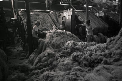 Jutefabrik, Kolkata, Indien, 2017 von Jon Nicholson