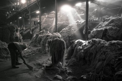 Jutefabrik, Kolkata, Indien, 2017 von Jon Nicholson