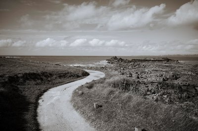 Locquirec in der Bretagne und La Roche Tombee, fallender Felsen von Jon Nicholson