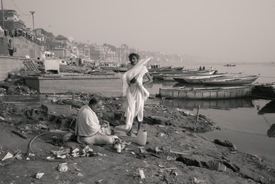 Manikarnika Ghat, Varanasi, 2016 von Jon Nicholson