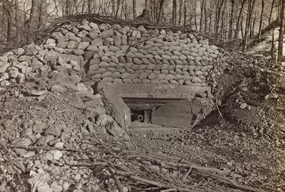 Album "Meine Weltkriegs-Erinnerungen Südwestfront (Kärnten, Italien, Südtirol) 31/03/1915-12/11/1918 - Josef Zohles Wien": Militärbunker mit Kanone (s/w Foto) von Josef Zohles