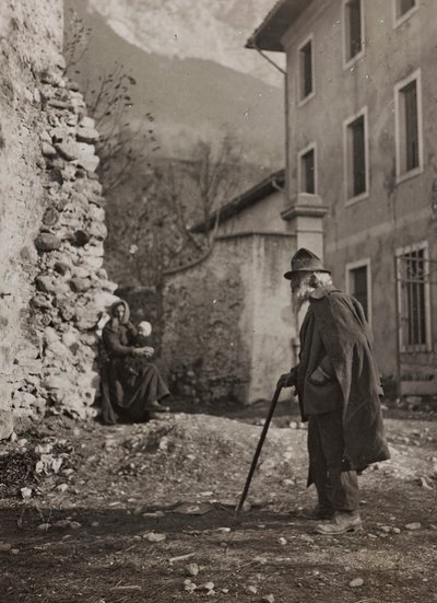 Album "Meine Weltkriegs-Erinnerungen Südwestfront (Kärnten, Italien, Südtirol) 31/03/1915-12/11/1918 - Josef Zohles Wien": alter Mann auf einer Landstraße (s/w Foto) von Josef Zohles