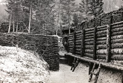 Album "Meine Weltkriegs-Erinnerungen Südwestfront (Kärnten, Italien, Südtirol) 31.03.1915-12.11.1918 - Josef Zohles Wien": Barriere aus Holzscheiten (s/w Foto) von Josef Zohles
