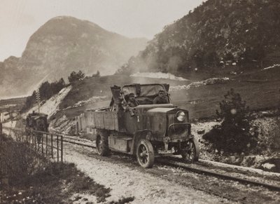 Album "Meine weltkriegs - Erinnerungen Südwestfront (Kärnten, Italien, Südtirol) 31/03/1915-12/11/1918 - Josef Zohles Wien": Militärfahrzeuge entlang der von Josef Zohles