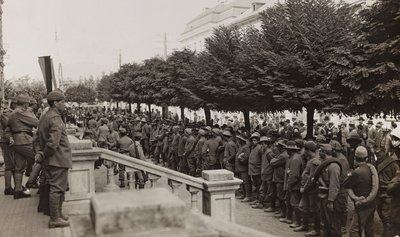 Album "Meine Weltkriegs-Erinnerungen Südwestfront (Kärnten, Italien, Südtirol) 31/03/1915-12/11/1918 - Josef Zohles Wien": Soldaten mit vielen Gefangenen von Josef Zohles