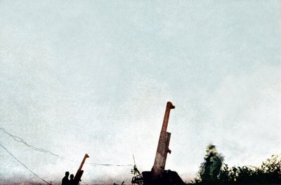 Flugabwehrgeschütze im Einsatz: seit dem 21. Februar wurden 25 Flugzeuge und ein Drachenballon von den Batterien abgeschossen, Verdun, September 1916 von Jules Gervais Courtellemont