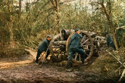 Drei französische Soldaten im Wald mit einer Haubitze, Verdun, September 1916 von Jules Gervais Courtellemont