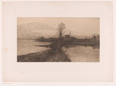 Blick auf Gebäude am Ende eines schmalen erhöhten Weges zwischen zwei Seen von Jules Guiette