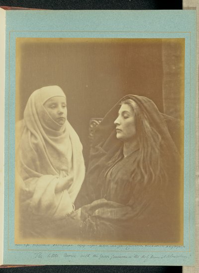 Die kleine Novizin mit Königin Guinevere im "Heiligen Haus von Almesbury" von Julia Margaret Cameron