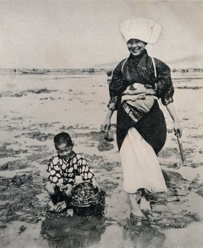 Muscheln graben bei Ebbe in der Bucht von Tokio, um 1900, 1921 von Julian Leonard Street