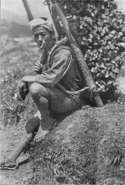 Mittelalterlicher Kuli setzte sich hastig am Ufer nieder, um uns zu passieren, ca. 1900, 1921 von Julian Leonard Street