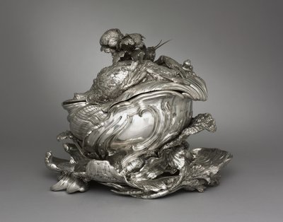Platte, Terrine und Terrinendeckel, hergestellt von Henry Adnet von Juste Aurèle Meissonnier