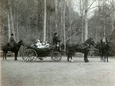 Zar Nikolaus II. von Russland mit seiner Familie im Park von Zarskoje Selo, Russland, 1900er von K. von Hahn