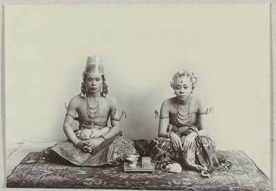 Studio-Porträt eines sitzenden jungen javanischen Mannes und einer Frau, die einen Batik-Sarong tragen von Kassian Cephas