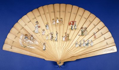 Ein großer hölzerner Brisé-Fächer, bemalt mit Gruppen von Kindern bei verschiedenen Tätigkeiten von Kate Greenaway