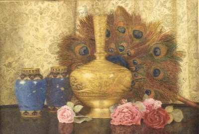 Östliche Geschenke: Cloisonné-Vase, Pfauenfedern, Damastrose und indische Vase von Kate Hayllar