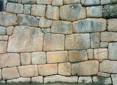 Detail der Steinmetzarbeit aus der Inka-Siedlung von Katie Attenborough