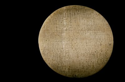 Alabaster-Opfertisch von Qar, der die für sein ewiges Leben notwendigen Speisen und Getränke auflistet von Kenneth Garrett