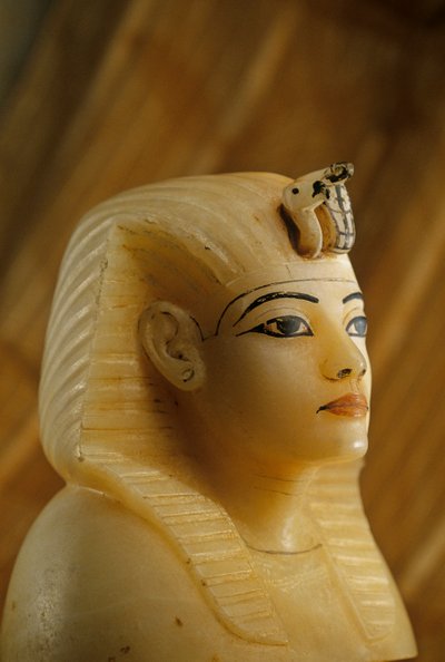 Kanopenverschluss aus Alabaster aus dem Grab von Tutanchamun in Form eines Frauenporträts von Kenneth Garrett