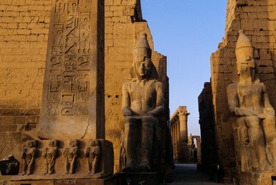Kolossalstatue von Ramses II (der Große), vor dem Pylon, Tempel von Luxor, Festivitäten, 2001 von Kenneth Garrett