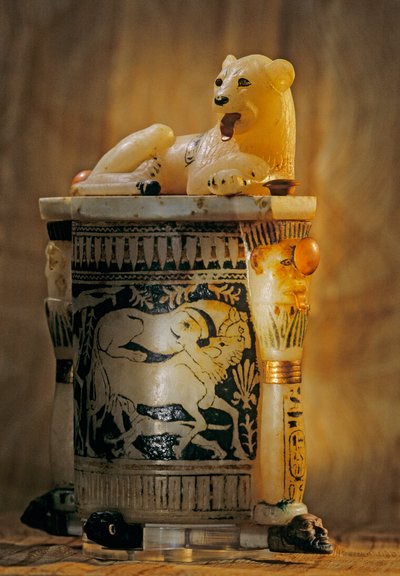 Kosmetikgefäß mit Löwe auf dem Deckel, 2009 von Kenneth Garrett