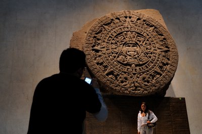 Größte Azteken, MM7677, NMAH, Mexiko-Stadt, Mexiko, Kalenderstein, Azteken, Nationalmuseum, 2008 von Kenneth Garrett