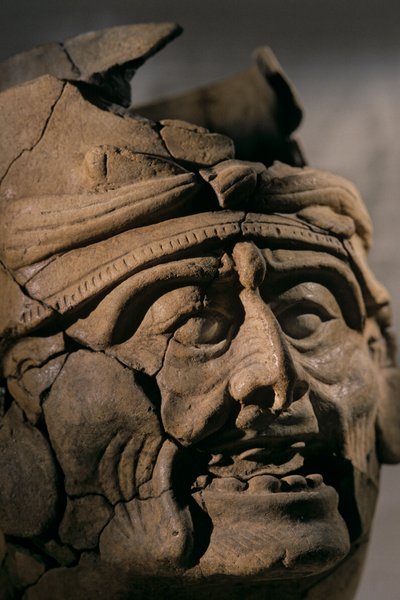 Weihrauchbrenner in Form eines Göttergesichts, Keramik, Artefakt aus Aguateca, Maya-Hauptstadt von Kenneth Garrett