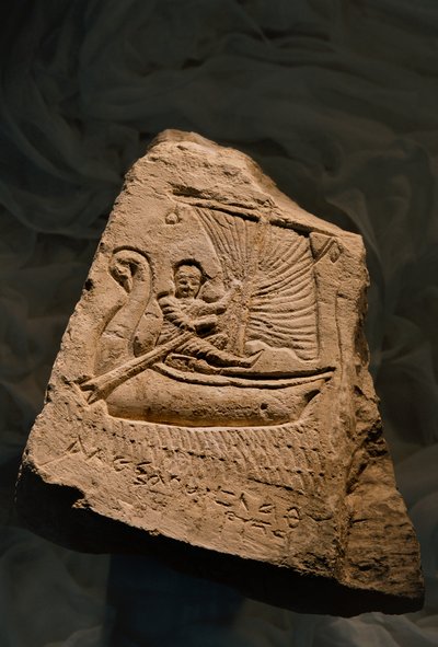 Kalkstein-Grabstele, die den Verstorbenen, einen jungen Jungen, zeigt, der in einem Boot liegt, Römische Periode von Kenneth Garrett