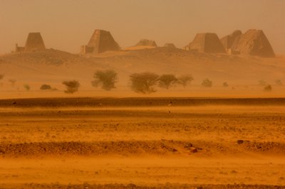 Meroe-Pyramiden, Begarawiya-Pyramiden, Sudan; Nubien; Schwarze Pharaonen; Dritte Zwischenzeit, 2007 (Foto) von Kenneth Garrett