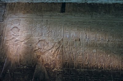 Älteste bekannte Königsliste, Tempel von Seti I in Abydos, Seti I erscheint stehend hinter Ramses von Kenneth Garrett