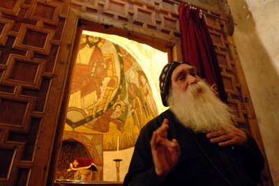 Kloster des Heiligen Antonius, Vater Ruwais, koptischer Mönch, Ägypten, Evangelium von Judas; Codex, 2006 (Foto) von Kenneth Garrett