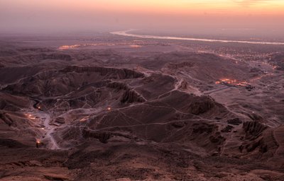 Sonnenaufgang über dem Tal der Könige, gesehen vom Gipfel des el-Qurn, 2003 (Foto) von Kenneth Garrett
