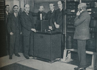 Die neue Magie: Bilder drahtlos senden und das unausweichliche Telefon, um 1935 von Keystone View Company