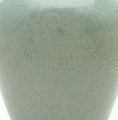 Flasche (maebyeong) mit geschnitztem und eingraviertem Design von zwei Phönixen und Pfingstrosenranken, Mitte des 12. Jahrhunderts von Korean School