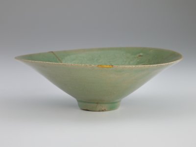 Schale mit geformtem und eingeschnittenem Design von Kranichen und Wolken, 12. Jahrhundert von Korean School