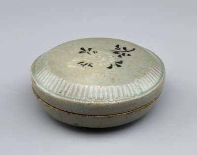 Bedeckter Kasten mit eingelegtem Chrysanthemen-Design, Mitte des 12. Jahrhunderts von Korean School