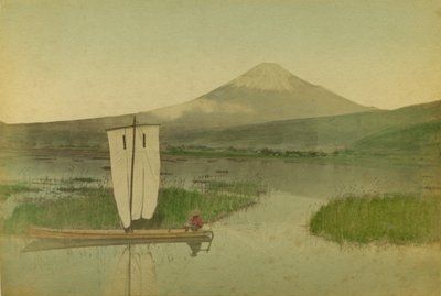 Japan: Berg Fuji-Yama mit Segelboot im Vordergrund auf dem See Hokome von Kusakabe Kimbei