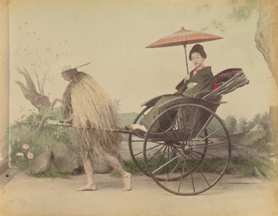 Frau mit Sonnenschirm, die in einer Jinrikisha von einem Mann in einem Strohmantel gezogen wird von Kusakabe Kimbei