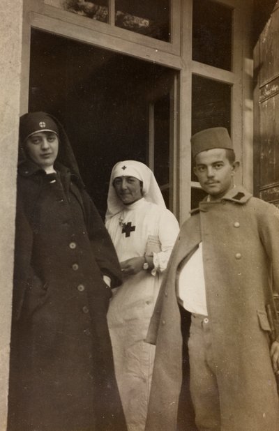 Album des Ersten Weltkriegs in Friaul-Julisch Venetien: Porträt von zwei Rotkreuzschwestern mit einem österreichischen Kadettengefangenen in der Villa Brazzà, Heimat von 17 des Kriegskrankenhauses in Soleschiano Manzano (s/w Foto) von L. Verdiani