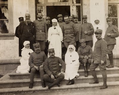 Album des Ersten Weltkriegs in Friaul-Julisch Venetien: Gruppenporträt mit Offizieren und Rotkreuzschwestern während des Besuchs der Ritter von Malta in Villa Brazzà, Heimat des 17. Kriegshospitals in Soleschiano Manzano, 25/11/1915 (s/w Foto) von L. Verdiani