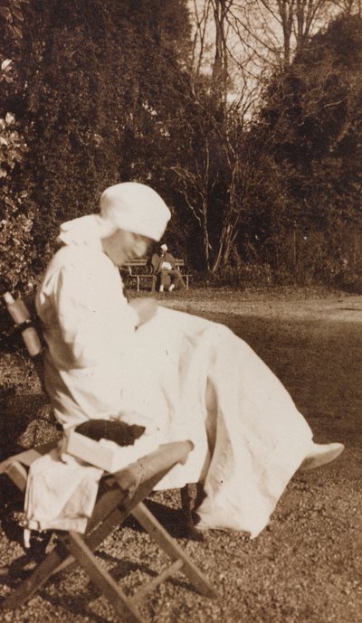 Album des Ersten Weltkriegs in Friaul-Julisch Venetien: Porträt einer Rotkreuzschwester im Park der Villa Brazzà, Heimat von 17 des Kriegskrankenhauses in Soleschiano Manzano (s/w Foto) von L. Verdiani
