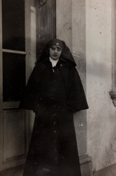 Album des Ersten Weltkriegs in Friaul-Julisch Venetien: Porträt der Rotkreuzschwester Elena Bianconcini in der Villa Brazzà, Heimat des 17. Kriegslazaretts in Soleschiano Manzano von L. Verdiani