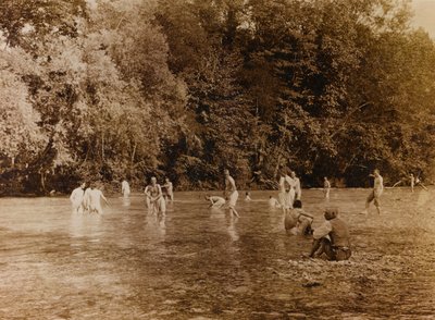 Album des Ersten Weltkriegs in Friaul-Julisch Venetien: Soldaten beim Baden im Fluss Natisone in Premariacco, Udine, Italien von L. Verdiani