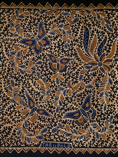 Batik mit traditioneller Schmetterlings- und Blumendekoration, Java, Indonesien (Detail) von Amadeo (after) Modigliani