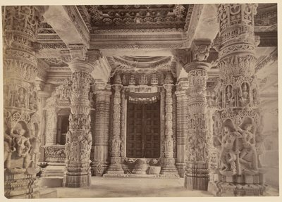 Türöffnung und obere Säulen, Delwara-Tempel, Mount Abu von Lala Deen Dayal