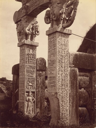 Säule des Nordtors von Westen, Sanchi von Lala Deen Dayal