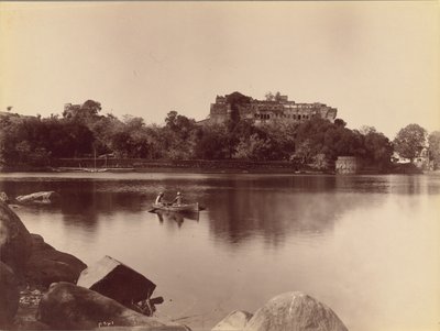 Tempel in der Ferne mit Booten im Vordergrund von Lala Deen Dayal