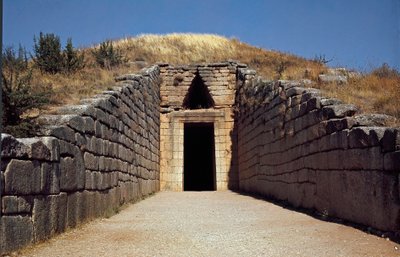 Eingang des Grabes von Agamemnon, genannt „Schatzhaus des Atreus“: Stätte der antiken Stadt Mykene, auf dem Peloponnes (1500-1100 v. Chr.) Griechenland von Late Helladic Period Mycenaean